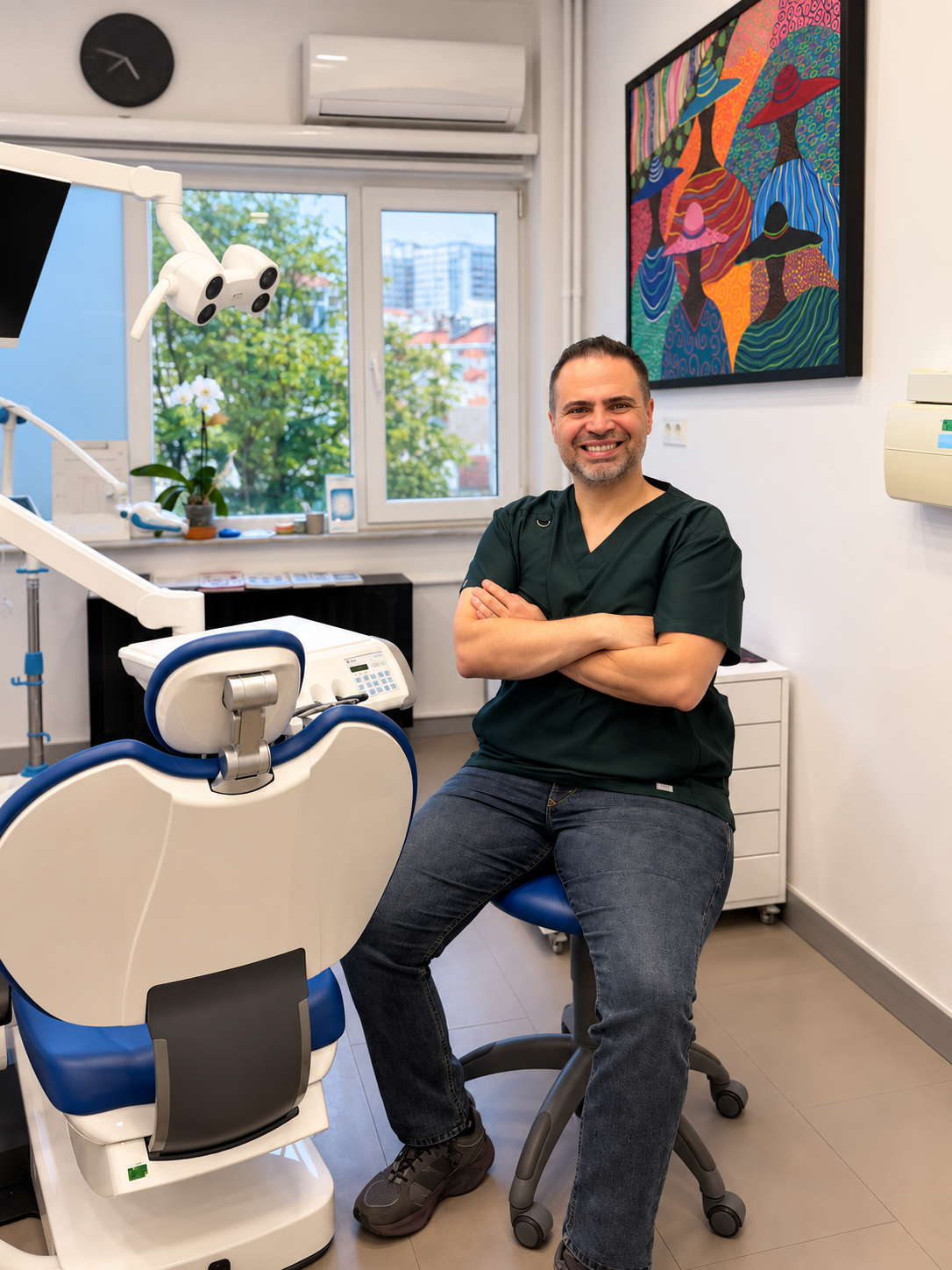 Dr. Mehmet Zahid Kazandı klinikte